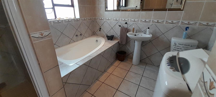 5 Bedroom Property for Sale in Wavecrest Eastern Cape